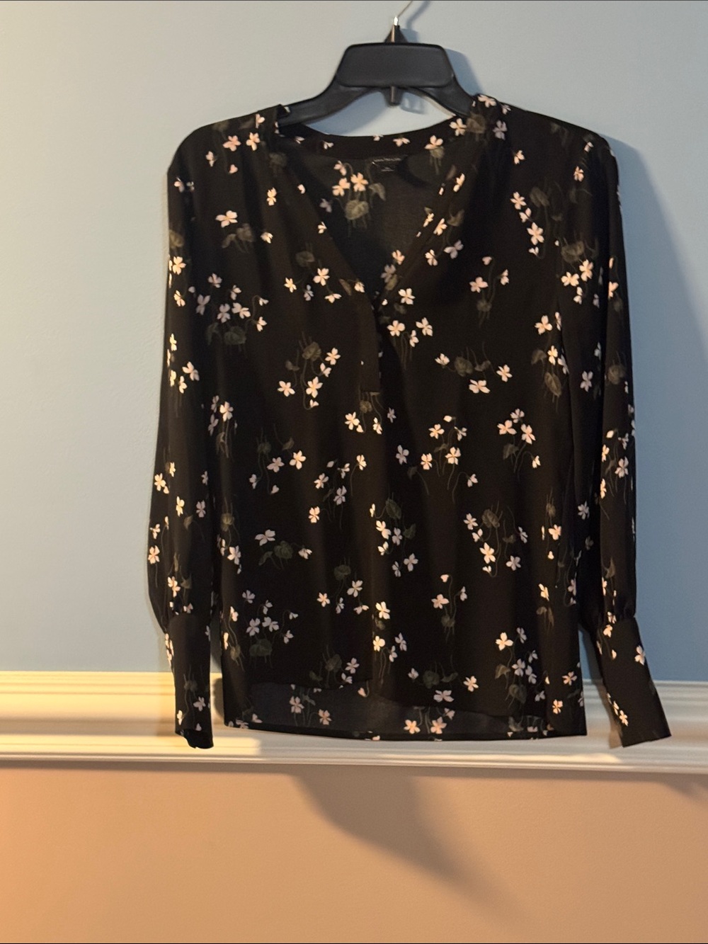 Ann Taylor Black Floral V-Neck Long Sleeve Blouse